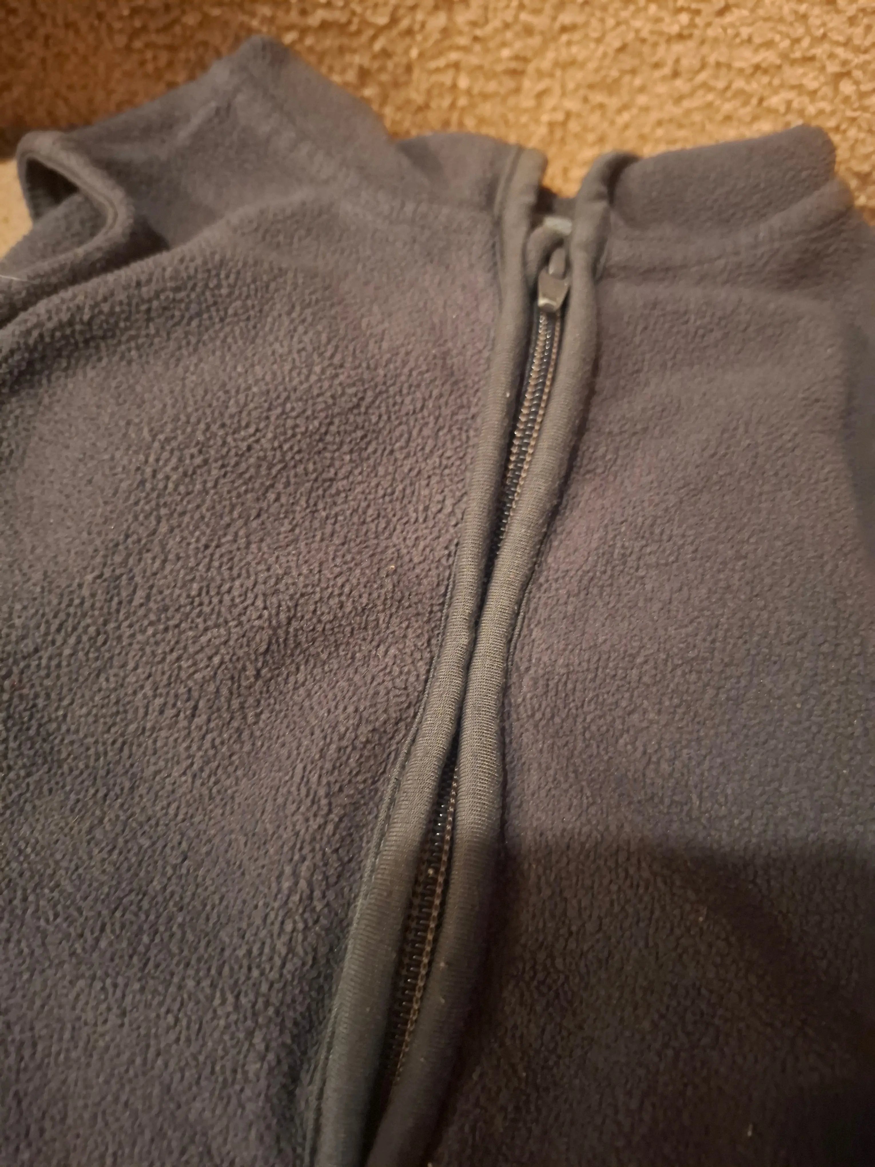 Chaleco color gris oscuro (usado) con gorro - Astrolyms