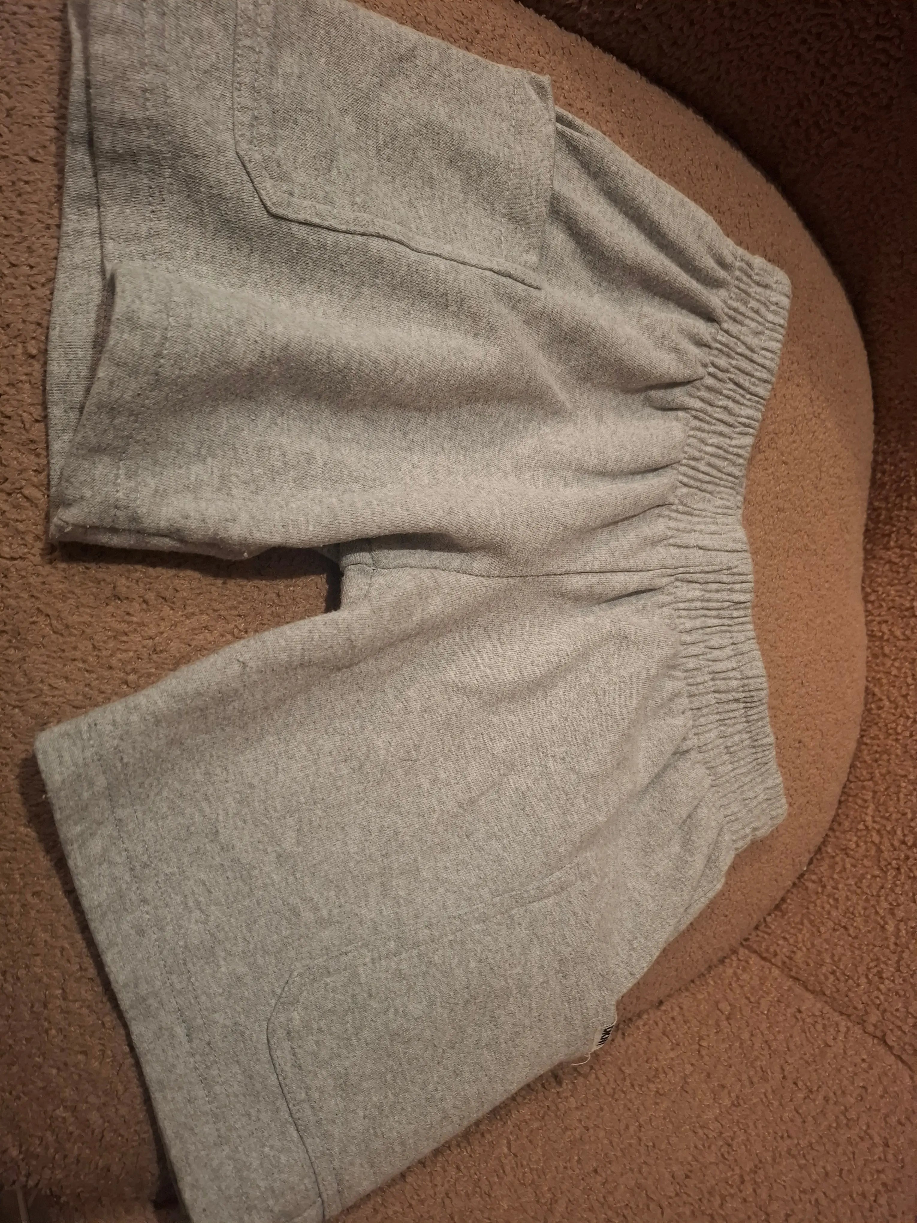 Pantalón corto color gris claro marca DKNY ( USADO) - Astrolyms