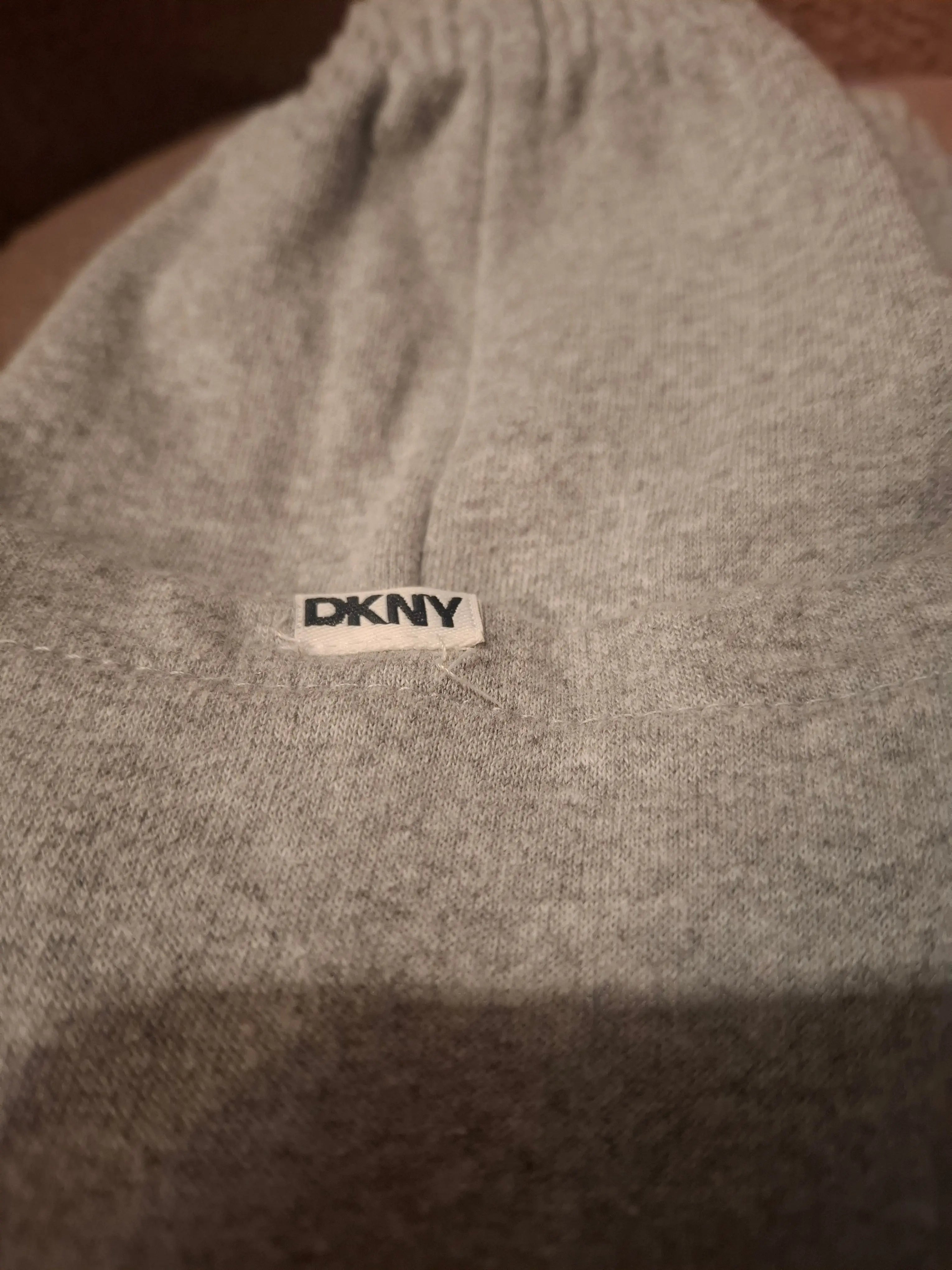 Pantalón corto color gris claro marca DKNY ( USADO) - Astrolyms